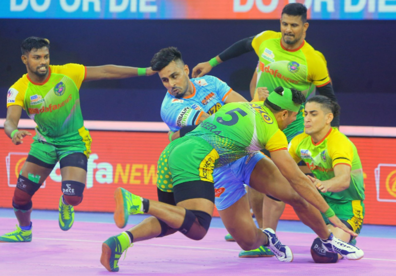 Patna Pirates in green jersey celebrate after winning the match against the  Bengal Warriors to qualify for the finals of Vivo Pro Kabaddi league in  Chennai, India, Thursday, Oct.26, 2017. (AP Photo